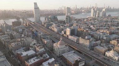 Williamsburg, Brooklyn 'in gün batımındaki hava manzarası.