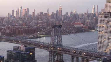 Manhattan ufuk çizgisinin havadan görünüşü. Williamsburg, Brooklyn 'de alacakaranlıkta vuruldu..
