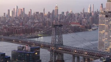 Alacakaranlıkta Brooklyn 'deki Williamsburg Köprüsü' nün havadan görüntüsü. New York 'taki Doğu Nehri boyunca çekildi..