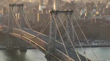 Gün batımında Williamsburg Köprüsü 'nün havadan görüntüsü. New York 'ta vuruldu..