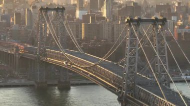 Alacakaranlıkta Brooklyn 'deki Williamsburg Köprüsü' nün havadan görüntüsü. New York 'taki Doğu Nehri boyunca çekildi..