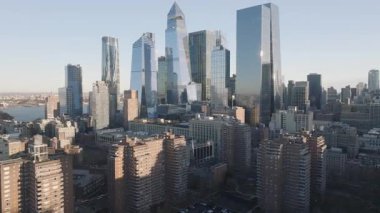 Gün doğumunda Hudson Yards 'ın havadan görüntüsü. Hudson Yards, New York 'ta inşa edilmiş lüks bir mahalle..