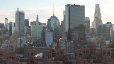 New York 'taki gökdelenlerin havadan görünüşü. Manhattan 'ın göbeğinde gün doğumunda çekilmiş.