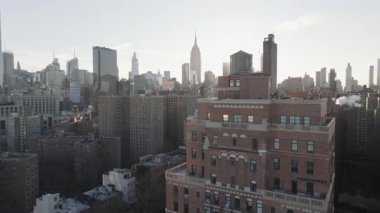 New York 'taki gökdelenlerin havadan görünüşü. Manhattan 'ın göbeğinde gün doğumunda çekilmiş.