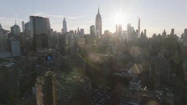 Gün doğumunda New York 'un havadan görüntüsü. Manhattan 'ın göbeğinde çekildi