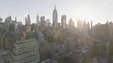 Gün doğumunda Empire State Binası 'nın havadan görüntüsü. Manhattan 'ın göbeğinde çekildi.