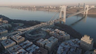 George Washington Köprüsü 'nün havadan görüntüsü. Washington Heights 'taki Hudson Nehri' nde çekilmiş..