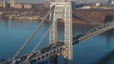 New York Citys George Washington Köprüsü 'nü geçen trafiğin hava görüntüsü. Gün doğumunda vuruldu..