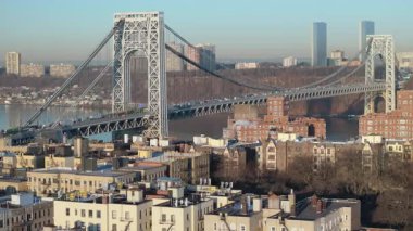 George Washington Köprüsü 'nün havadan görüntüsü. Washington Heights 'taki Hudson Nehri' nde çekilmiş..