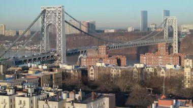 New York City 'den George Washington Köprüsü' nün hava görüntüsü gün doğumunda.