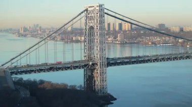 New York City 'den George Washington Köprüsü' nün hava görüntüsü gün doğumunda