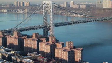 New York City 'den George Washington Köprüsü' nün hava görüntüsü gün doğumunda.