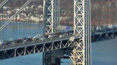 New York Citys George Washington Köprüsü 'nü geçen trafiğin hava görüntüsü. Gün doğumunda vuruldu..