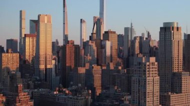 Manhattan gökdelenlerinin hava görüntüsü. New York 'ta alacakaranlıkta vuruldu..