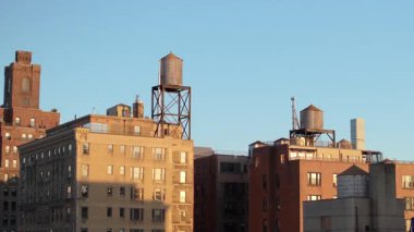 New York 'un çatılarının havadan görünüşü. Manhattan 'ın yukarısında, alacakaranlıkta vuruldu..