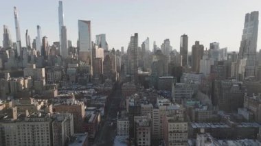 Manhattan gökdelenlerinin hava görüntüsü. New York 'ta alacakaranlıkta vuruldu..