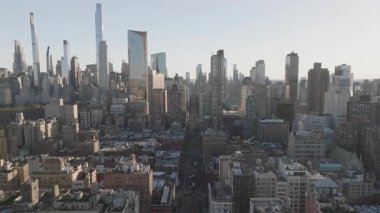 Manhattan gökdelenlerinin hava görüntüsü. New York 'ta alacakaranlıkta vuruldu..