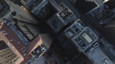 Manhattan 'ın Yukarı Batı Yakası' ndaki şehir sokaklarının hava manzarası. New York 'ta alacakaranlıkta vuruldu..