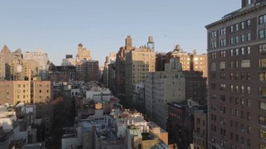 Manhattan 'ın Yukarı Batı Yakası' ndaki apartmanların havadan görünüşü. New York 'ta alacakaranlıkta vuruldu..