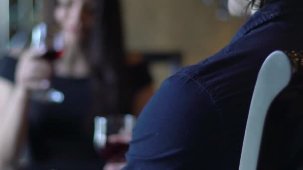 在餐馆里喝红葡萄的情侣 — 图库视频影像