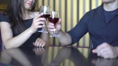 Bir restoranda 4k çift Vine Ile gözlük Clinks 