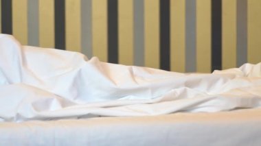 Genç adam Sleep üzerinde rahat yatak yavaş hareket