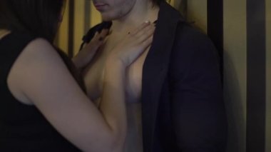 4k kadın eli ve Erkek Torso
