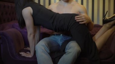 4K Erkek El Kadın Vücuduna Şaplak attı