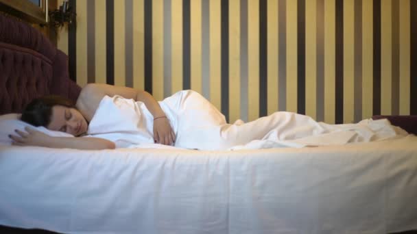 Genç Çekici Kadın Uyandırma Yatak Içinde Germe — Stok video