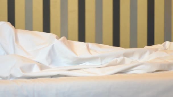 Jovem Dorme Uma Cama Confortável — Vídeo de Stock