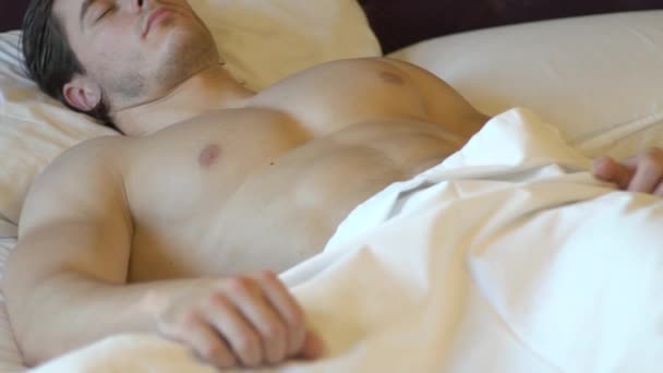 Młody Człowiek Spać Wygodne Łóżko — Wideo stockowe