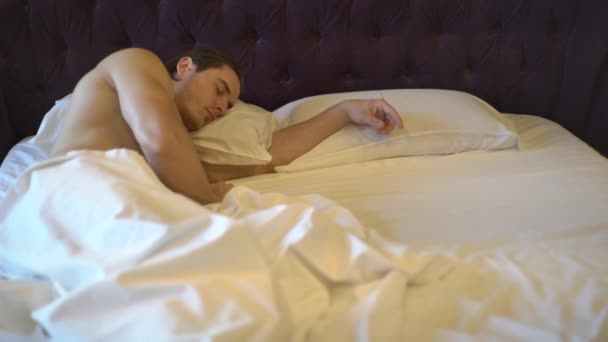 Junger Mann Schläft Auf Seinem Bett — Stockvideo