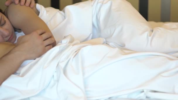 Jeune Couple Dormant Lit Les Yeux Fermés Mouvement Lent Séquence Vidéo