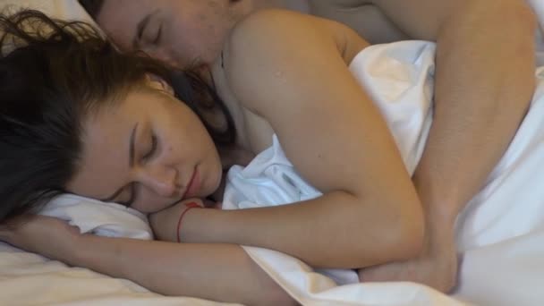 Casal Jovem Dormindo Cama Olhos Fechados — Vídeo de Stock