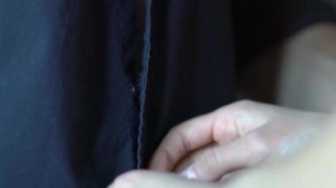 Karısı Unbuttoning gömlek adam ağır çekim