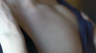 Karısı Unbuttoning gömlek adam ağır çekim