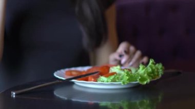 Restoranda Salata Yiyen Kızın Elleri