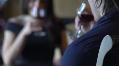 Restoranda Kırmızı Şarap İçen Çift