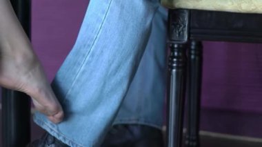 Kız masanın altında adamın ayağını okşuyor.