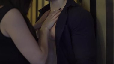 4k kadın eli ve Erkek Torso