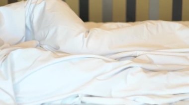 genç bir çift yatakta uyuyor, gözler kapalı