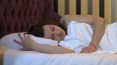 Yavaş Hareket Çekici Yatakta Uyuyan Kadın