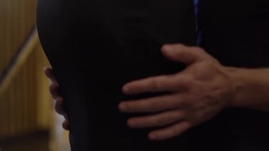 Birkaç Intimal biraz. Adam ve kadın ağır çekim