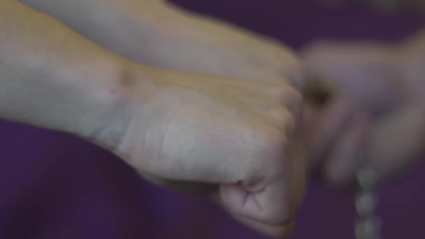 Ein Mann Legt Einer Frau Handschellen — Stockvideo