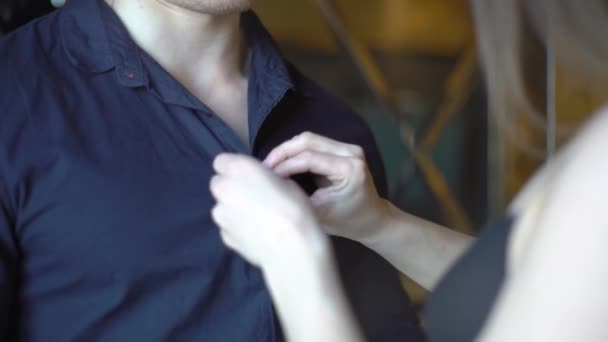 Vrouw Ontknoping Shirt Man — Stockvideo