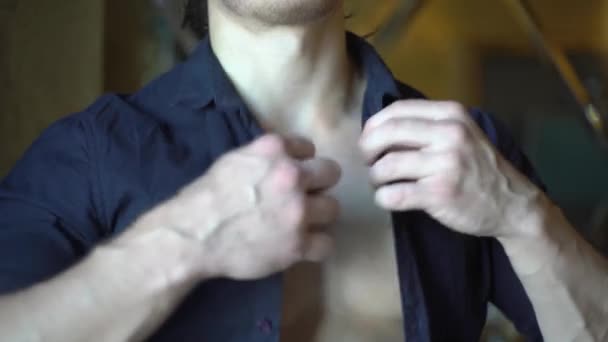 Giovane Uomo Sbottonatura Una Camicia Blu Close — Video Stock