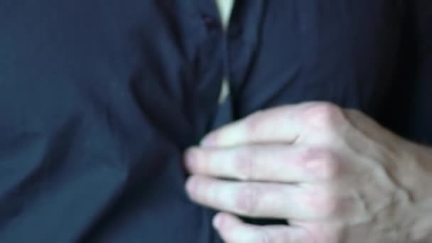 青いシャツのクローズ アップを Unbuttoning 若い男 — ストック動画