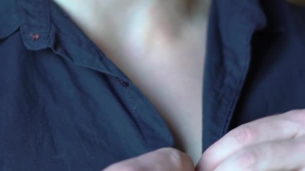 Zeitlupe Junger Mann Knöpft Ein Blaues Hemd Großaufnahme Auf — Stockvideo
