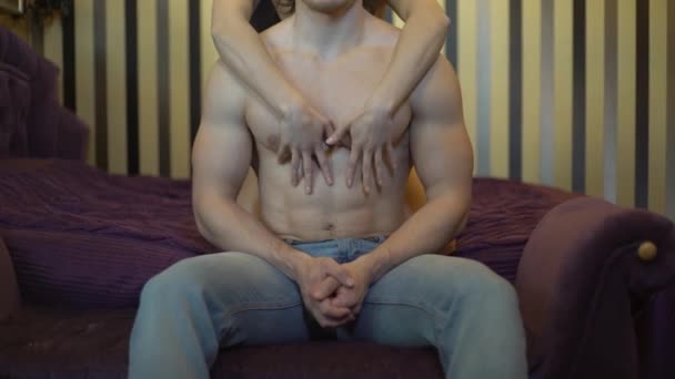 Preliminares Casal Sexy Casa Corpo Muscular Com Abdominais — Vídeo de Stock