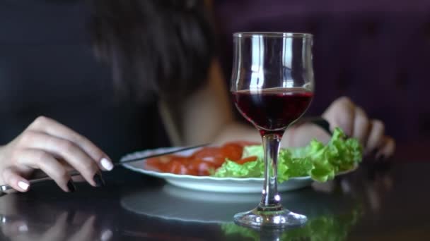 Slow Motion Vrouw Handen Van Meisje Eten Salade Restaurant — Stockvideo